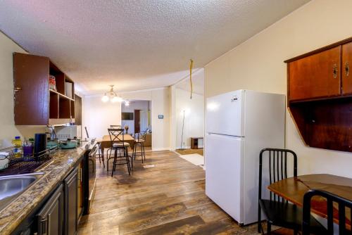 Peach County Farmhouse w/ Deck & Fireplace in Fort Valley (GA)