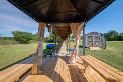Peach County Farmhouse w/ Deck & Fireplace in Fort Valley (GA)