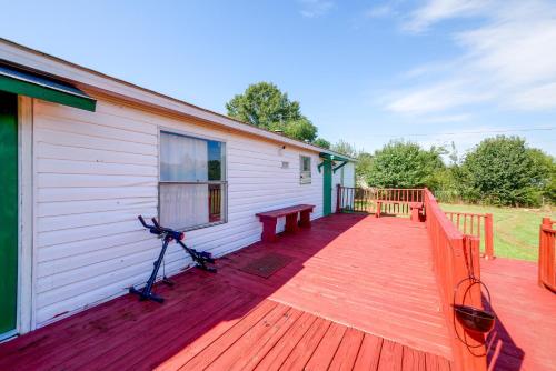 Peach County Farmhouse w/ Deck & Fireplace in Fort Valley (GA)