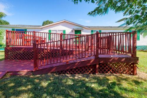 Peach County Farmhouse w/ Deck & Fireplace in Fort Valley (GA)