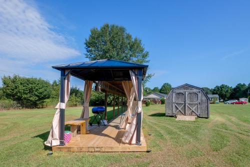 Peach County Farmhouse w/ Deck & Fireplace in Fort Valley (GA)