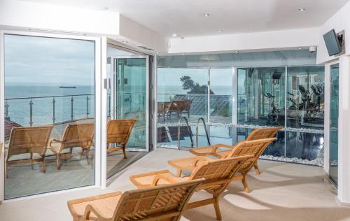 Cary Arms & Spa - image 12