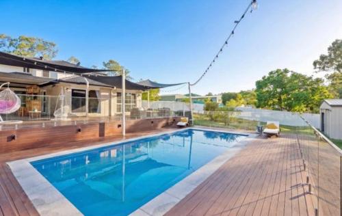 Úszómedence, Luxury & Peaceful Waterfront Retreat Paradise in Hope Sziget