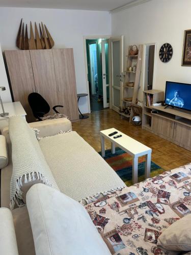 Apt 1944