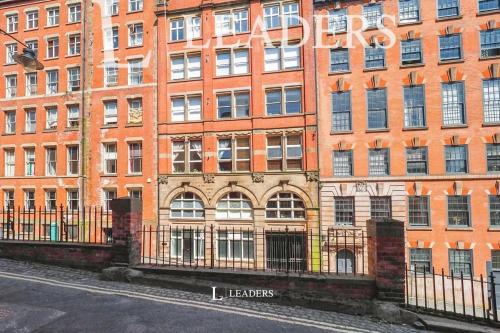 Super Central Super Spacious City centre apartment Parking Sleeps 6 - image 4