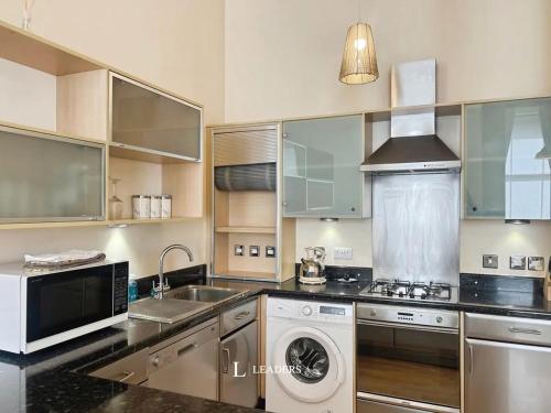 Super Central Super Spacious City centre apartment Parking Sleeps 6 - image 5