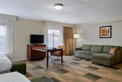 2 queen beds, 1 sofa bed