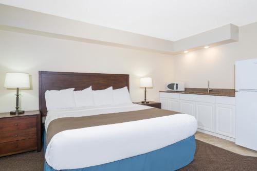 Days Inn & Suites by Wyndham Baxter Brainerd Area