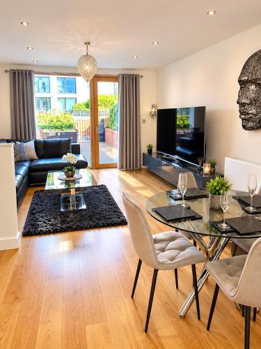 Spacious 3 Bed Modern House, Sleeps 6, Free Secure Parking & Garden, Manchester City Centre - Manchester