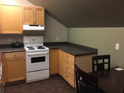 Super 8 by Wyndham Cochrane Room Type - Two-Bedroom Suite