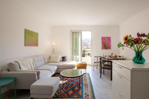 Beach 5 min walk, bright, air conditioning, cinema