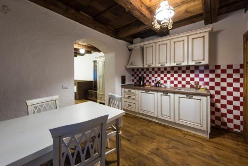 Casa Veche - Accommodation - Brașov