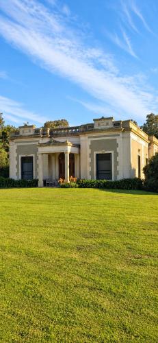 Encantadora estancia con pileta y parque privados