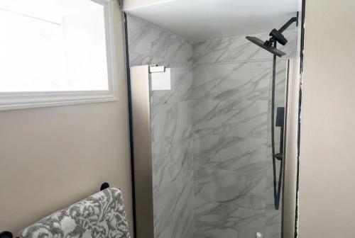 Vannituba, Chic Parma Stay Near Cleveland in Brooklyn (OH)