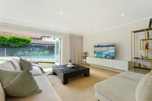 Linley Point Luxury 5BR Home with Pool BBQ in Hunters Hill