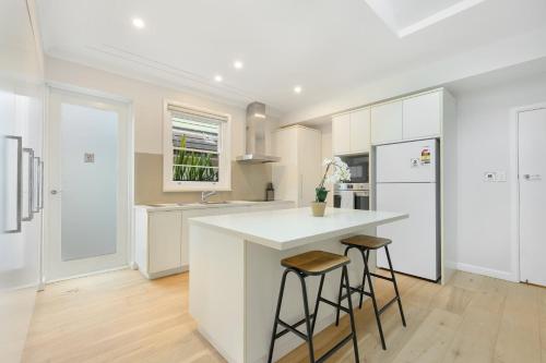 Linley Point Luxury 5BR Home with Pool BBQ in Hunters Hill