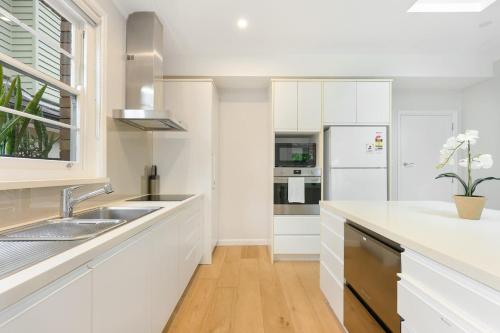 Linley Point Luxury 5BR Home with Pool BBQ in Hunters Hill
