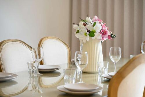 Linley Point Luxury 5BR Home with Pool BBQ in Hunters Hill