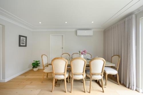Linley Point Luxury 5BR Home with Pool BBQ in Hunters Hill