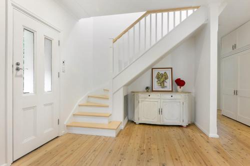 Linley Point Luxury 5BR Home with Pool BBQ in Hunters Hill