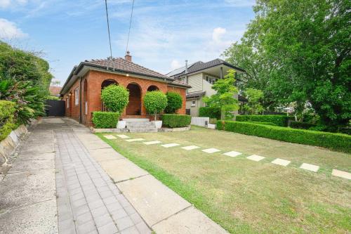 Linley Point Luxury 5BR Home with Pool BBQ in Hunters Hill