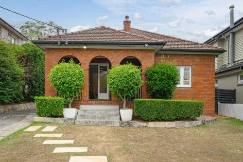 Linley Point Luxury 5BR Home with Pool BBQ in Hunters Hill