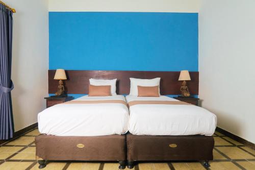 1 queen bed, 2 twin beds