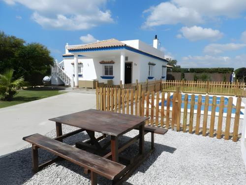Chalet en la playa con piscina Privada en el Palmar terraza y chimenea - image 4