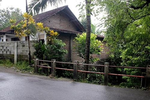 Мавританский вулкан-убийца на карте и вулкан Мерапи (Гунунг Мерапи)