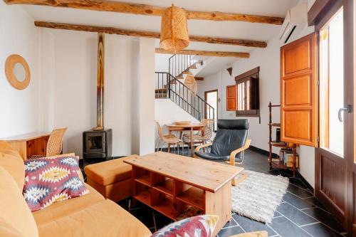 Casa corasol, a cozy, comfy, 2BR house- panoramic view and rooftop in Carataunas