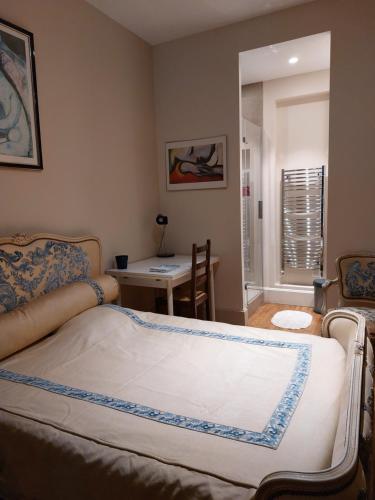Hyper centre chambre double, parking sécurisé, petits déjeuners compris