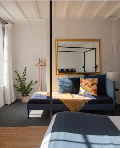 1 queen bed, 1 sofa bed