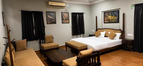 1 king bed, 2 twin beds, 1 sofa bed