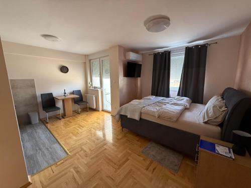 Goldie Apartment
