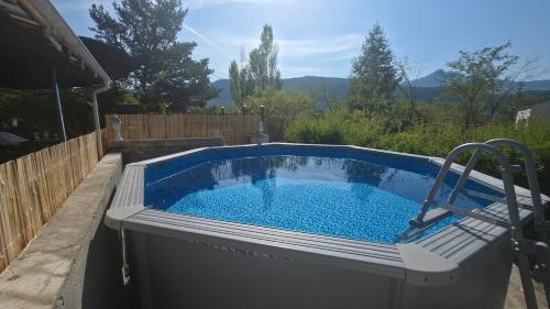 A környék, Maison avec piscine, vue sur montagne, pour famille, randonneurs et curistes in La Javie