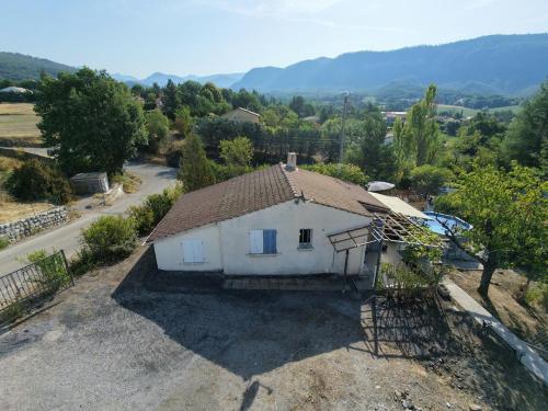 A szálláshely kívülről, Maison avec piscine, vue sur montagne, pour famille, randonneurs et curistes in La Javie