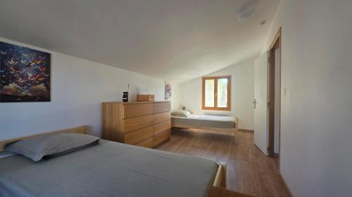 Maison avec piscine, vue sur montagne, pour famille, randonneurs et curistes in La Javie