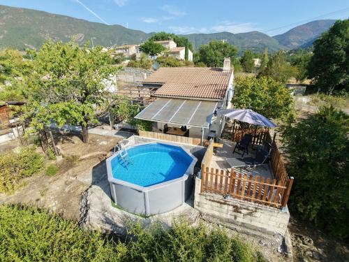 Kert, Maison avec piscine, vue sur montagne, pour famille, randonneurs et curistes in La Javie