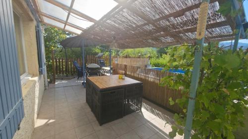 Létesítmények, Maison avec piscine, vue sur montagne, pour famille, randonneurs et curistes in La Javie