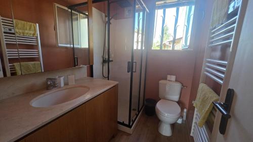 Zuhanyzó, Maison avec piscine, vue sur montagne, pour famille, randonneurs et curistes in La Javie