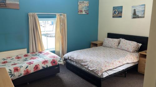1 queen bed, 1 twin bed
