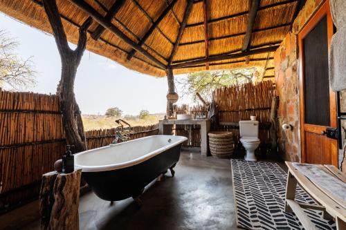 ห้องน้ำ, Hideaways Bumbusi Wilderness Camp, Hwange in ฮวางเก