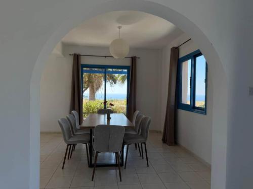 Seafront Villa with Private Pool in เปเยีย