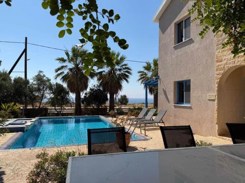 Seafront Villa with Private Pool in เปเยีย