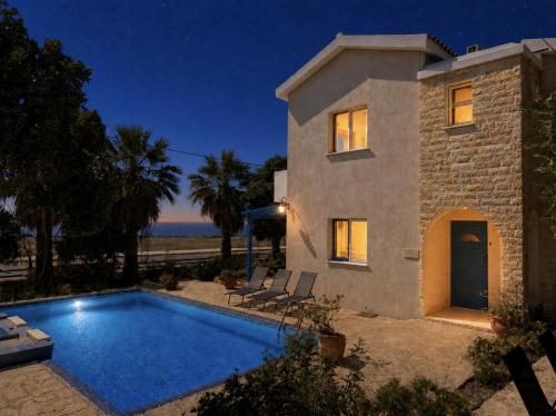 Seafront Villa with Private Pool in เปเยีย
