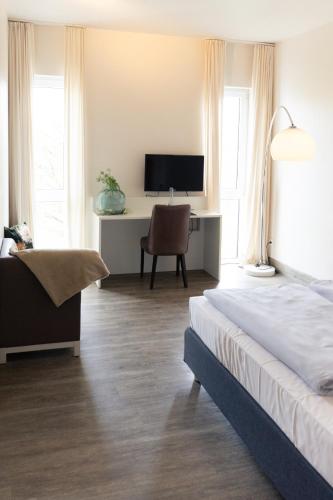 1 double bed, 1 twin bed