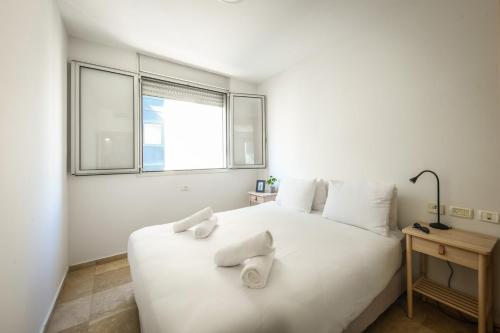 Mamad Chic 3BR Apt with Balcony Mamad - image 3