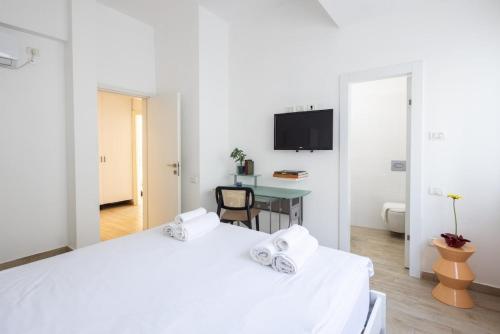 Stylish 3BR Apt w Balcony 5 min Walk from Beach - image 3