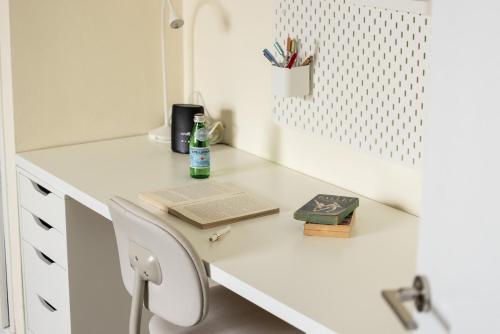 Eclectic Dreams Rabin Square Apt