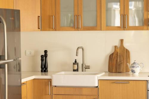 Rustic Charm 2BR Apt in Tel Aviv By Sea N Rent - image 3